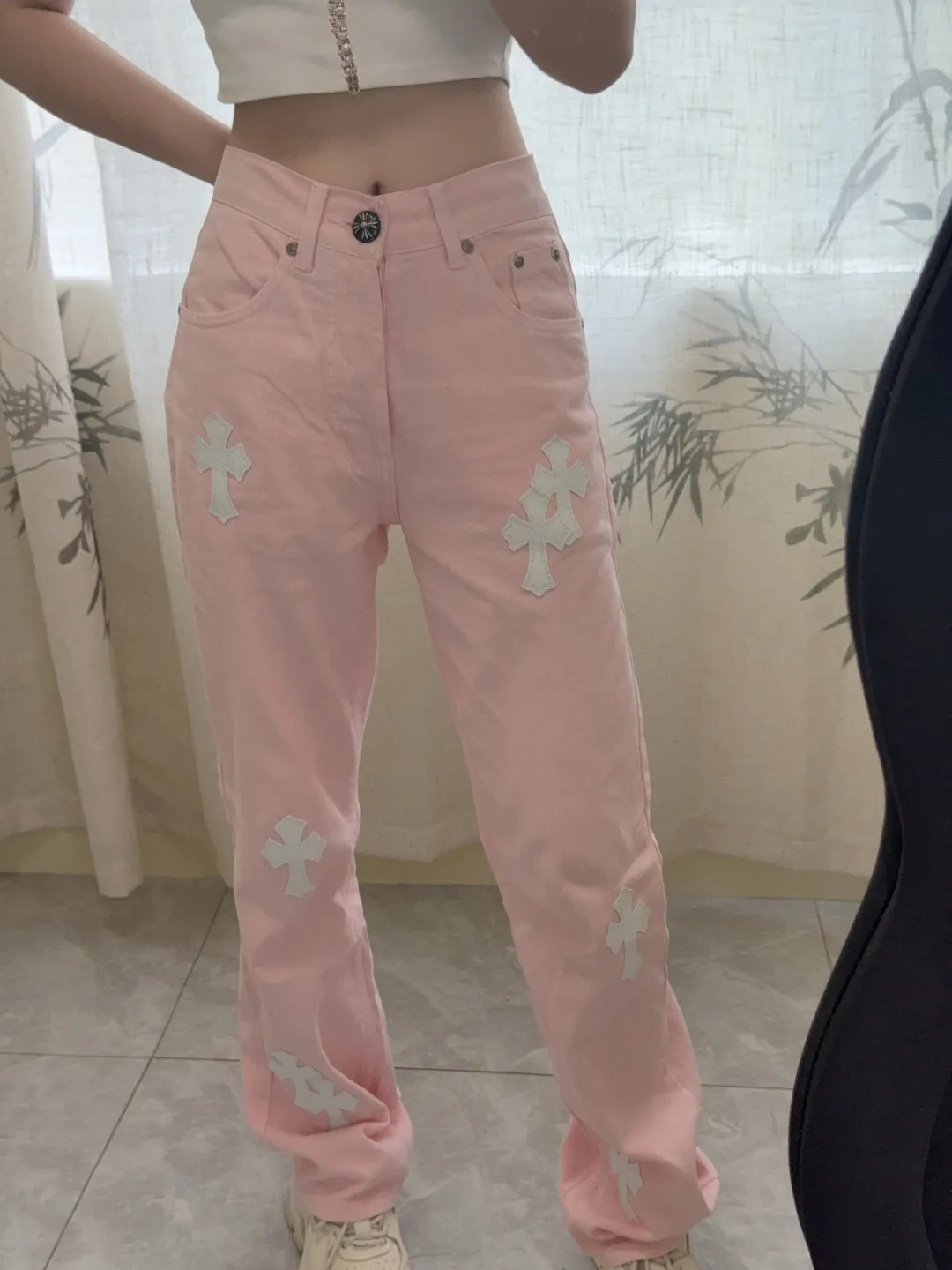 P270 💰 (Top version) Chrome hearts | CH Chrome hearts limited edition cherry blossom pink leather jeans for girls. Charming dopamine personality jeans. Indispensable for fashionistas. The same style for celebrities. A model touted by many bloggers. This new pair of pants is perfect both in shape and upper body. It is no exaggeration to say that making a pair of jeans is equivalent to making 20 pieces of short-sleeves. The fabric is made of high-quality imported denim. It has a unique high-end texture. I am very satisfied with it after washing and proofing several times. Color: Sakura pink Size: 28-30-32-34 (corresponds to S-M-L-XL)